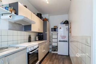 <p><span>Dit aangename appartement bevindt zich op de tweede en bovenste verdieping van een kleinschalig gebouw, gelegen op 200 m van het parkje Hof Van Tichelen. Dankzij de centrale ligging zijn zowel het openbaar vervoer als de A12 en andere belangrijke verbindingswegen vlot bereikbaar. Ook verschillende Velo-stations bevinden zich in de nabije omgeving.</span></p><p><span> </span></p><p><span>Het appartement is momenteel verhuurd aan €646 per maand en wordt sinds 2019 door dezelfde huurder bewoond. De vaste maandelijkse kosten bedragen circa €95 en omvatten gas, water, elektriciteit en het onderhoud van de gemeenschappelijke delen. Het dak werd in 2023 conform geïsoleerd. Interessant als investering dankzij de bestaande huurovereenkomst, maar ook geschikt voor eigen bewoning mits een opzegtermijn van zes maanden.</span></p><p><span> </span></p><p><span>Via de inkomhal, voorzien van praktische ingemaakte kasten, kom je in de woonkamer van 24 m². Aansluitend bevindt zich de aparte keuken van 9 m², uitgerust met de nodige voorzieningen.</span></p><p><span>Centraal in het appartement ligt de badkamer van 4 m² met douchecabine, lavabomeubel en toilet. Aan de rustige achterzijde bevinden zich de twee slaapkamers van respectievelijk 8 m² en 15 m². Vanuit de grootste slaapkamer is er toegang tot het noordoostgerichte terras van 2 m² met uitzicht op volgroeid groen. Bij het appartement hoort ook een aparte bergkelder.</span></p><p><span> </span></p><p><span>Een interessant appartement met twee slaapkamers, lage vaste kosten en een stabiele verhuursituatie. Ideaal als investering of voor eigen bewoning.</span></p><p><span>Kom het zelf ontdekken!</span></p><p><span> </span></p><p><span>Bruikbare vloeropp. 76 m² – ref.: bruikbare vloeropp. EPC-certificaat. Voor meer info of een gratis schatting surf naar <span>www.hansimmo.be</span></span></p><p><span> </span></p>