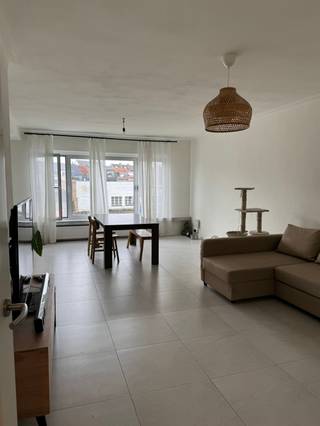 <p><span>Instapklaar, energiezuinig (label B) en smaakvol gerenoveerd appartement (V1) op een gunstige locatie met twee ruime slaapkamers.</span></p><p><span>Het appartement omvat een inkomhal (met apart toilet en ingemaakte kast), een ruime en lichtrijke leefruimte, een volledig geïnstalleerde keuken (met voldoende kast- en werkbladruimte en verder uitgerust als volgt: kookplaat, dampkap, spoelbak, vaatwasser, combioven, koelkast met vriesvak en voorzieningen wasmachine en droogkast), een berging, een badkamer (met dubbel lavabomeubel, handdoekdroger en inloopdouche) en twee slaapkamers (14,25m² en 10,75m²). </span></p><p><span>Verder beschikt het appartement ook nog over een terras(je) met bergkast en, niet te vergeten, zicht op de Schotense Vaart. </span></p><p><span>De maandelijkse huurprijs bedraagt € 995,00. Daarnaast is er maandelijks een voorschot op de gemeenschappelijke kosten verschuldigd t.b.v. € 45,00. </span></p><p><span>Interesse? Wel, ik spreek graag een keer ter plaatse af. Contacteer mij telefonisch, per mail of via WhatsApp en ik boek een afspraak in.</span></p><p><span> </span></p>