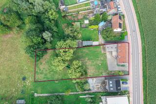 <p>Deze landelijke woning in Sint-Anna-Pede is gelegen op een prachtig perceel van 19a15 en biedt een unieke combinatie van rust, ruimte en karakter. Op korte afstand van het pittoreske dorpscentrum geniet je hier van een uitzonderlijk groene omgeving met open zichten op de omliggende velden, ideaal voor wie houdt van landelijk wonen met privacy.</p><p>Bij het betreden van de woning word je verwelkomd in een ruime inkomhal die toegang geeft tot de verschillende leefruimtes. De lichtrijke woonkamer vormt het hart van de woning en biedt een prachtig uitzicht op het landschap, wat zorgt voor een aangename en ontspannen woonbeleving. Aansluitend bevindt zich een geïnstalleerde Bulthaup keuken, ideaal voor wie graag kookt in een kwalitatieve en functionele ruimte. Op het gelijkvloers is eveneens een badkamer aanwezig, uitgerust met een ligbad.</p><p>De woning beschikt daarnaast over een dubbele garage met rechtstreekse toegang tot de kelder, wat zorgt voor extra opslag- en gebruiksgemak. Een praktische wasberging sluit aan op de oude hooizolder en biedt bijkomende functionele ruimte.</p><p></p><p>Op de eerste verdieping bevindt zich een nachthal die toegang geeft tot twee ruime slaapkamers en een extra kamer die perfect kan dienen als dressing of bureau. Vanuit de tweede slaapkamer bereik je de voormalige hooizolder, een bijzonder grote ruimte die uit twee niveaus bestaat. Deze biedt een uitzonderlijk potentieel om 3 tot 4 extra kamers te creëren, wat deze woning uiterst geschikt maakt voor grotere gezinnen of wie nood heeft aan extra hobby- of werkruimtes.</p><p>De woning combineert het beste van twee werelden: een rustige landelijke ligging in een groene omgeving en toch een vlotte bereikbaarheid naar het centrum van Sint-Anna-Pede en omliggende voorzieningen.</p><p>Deze woning is ideaal voor wie ruimte, natuur en mogelijkheden weet te waarderen. Contacteer ons vandaag nog voor een bezoek en ontdek het potentieel van deze unieke eigendom.</p><p>EPC: 606 kWh/m²<br />Elektriciteit niet conform</p>