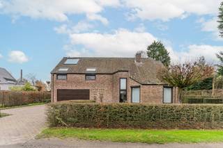 <p>Een overvloed aan ruimte, karakter en buitenbeleving, dat is wat deze instapklare open bebouwing in Kasterlee meteen uitstraalt. <br />Gelegen op een mooi perceel van 1.4570 m² helemaal in het groen, combineert deze woning absolute rust en privacy met een verrassend comfortabele woonindeling en tal van unieke troeven.</p>
<p>Deze charmante woning werd opgetrokken in 1989 en beschikt over een royale bewoonbare oppervlakte van circa 350m². De woning bevindt zich in uitstekende, instapklare staat en werd steeds met zorg onderhouden.</p>
<p>De gelijkvloerse verdieping opent met een centrale inkomhal met aan de rechterzijde de aangename leefruimte, opgedeeld in een woonkamer en eetkamer met veel lichtinval.</p>
<p>Aansluitend ligt de ruime keuken voorzien van alle comfort en voldoende plaats voor een ontbijthoek. Grenzend aan de keuken bevindt zich de wasplaats met een praktische indeling, evenals een aparte achteringang met toegang tot de kelder en polyvalente garage.</p>
<p>Op de eerste verdieping bevinden zich vier ruime slaapkamers. De grootste kamer leent zich perfect als master bedroom. De overloop geeft vlot toegang tot de drie overige slaapkamers en badkamer en douchekamer.</p>
<p>Het perceel is zonder twijfel één van de absolute blikvangers. Deze prachtige tuin biedt een uitzonderlijk gevoel van vrijheid en sereniteit.</p>
<p>Ondanks de uitzonderlijk rustige ligging in natuurgebied bevindt de woning zich op een strategische locatie. Scholen, winkels en de nabijheid van de snelwegen (4 km) garandeert een vlotte verbinding met omliggende steden.</p>
<p>Deze instapklare woning biedt uitzonderlijk veel ruimte, een uniek perceel in een groene omgeving en een ligging die zelden op de markt komt.</p>