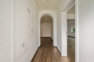 <p><strong>ENKEL BEZOEK MOGELIJK DOOR ONDERSTAANDE LINK VOLLEDIG EN CORRECT IN TE VULLEN:</strong><br />https://mijnhuurprofiel.be/property/926aebb2-b96e-428e-add4-251c001e53f5<br /><br />Aan de Koningin Astridlaan in Sint-Niklaas bevindt zich deze verzorgde kantoorruimte van 129m² op een gunstige en vlot bereikbare locatie, op wandelafstand van het centrum en het station. Het pand werd vroeger gebruikt als notariskantoor en leent zich perfect voor gelijkaardige activiteiten of andere vrije beroepen zoals advocaten, boekhouders, consultants of verzekeringskantoren.<br /><br />Indeling: <br />GLV: bestaat uit een onthaal- of wachtruimte, verschillende afzonderlijke burelen en vergaderruimtes, een keukenhoek, sanitair en een archiefruimte. De ruimtes zijn functioneel ingericht en bieden een rustige, professionele werkomgeving.<br /><br />Beschikbaarheid: 1/11/2025. <br />Onroerende voorheffing: ten laste van de huurder. <br /><br />Contacteer ons vandaag nog voor een bezichtiging en laat u overtuigen door de uitstraling en mogelijkheden van dit handelspand.</p>

<p> </p>