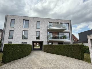Dit appartement met 1 slaapkamer, is gelegen in een recent project. De residentie vormt een overgang tussen de dorpskern, recreatiedomeinen...