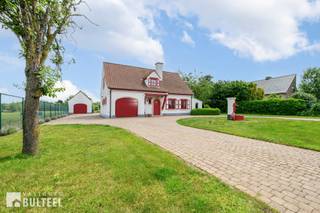 Op een indrukwekkend perceel van 3.036 m2 bevindt zich deze landelijke villa, een ideale thuis voor wie van ruimte, privacy en groen houdt. Gelegen aan de rand van Overslag ben je op een boogscheut verwijderd van verschillende wandel- en fietsroutes door de adembenemende natuur. De tuin vooraan heeft een ruime oprijlaan en biedt plaats aan meerdere voertuigen. Vanuit de inkomhal betreed je de lichtrijke leefruimte met als sfeervolle blikvanger, de houtkachel. Aansluitend ligt de veranda, een heerlijke plek om te ontspannen met zicht op de mooie tuin. Van hieruit kan je ook naar het gezellige terras. De open keuken is ruim en volledig uitgerust. Verder vinden we op het gelijkvloers een gastentoilet, een spender, een wasruimte en een inpandige garage met automatische poort. Op het eerste verdiep zijn 3 volwaardige slaapkamers en een recent vernieuwde badkamer met dubbele wastafel, toilet, douche en ligbad. Op het domein staat bovendien een ruime, aparte garage met extra stalruimte. Deze woning beschikt over een conform elektriciteitsattest, heeft 10 zonnepanelen en een regenwaterput die is aangesloten op de wasplaats en de toiletten. Er is ook de mogelijkheid om een extra perceel weiland mee aan te kopen. Kortom, een fantastische mogelijkheid voor wie van groen, weidse uitzichten en comfort houdt! Contacteer ons zeker voor uw bezoek.