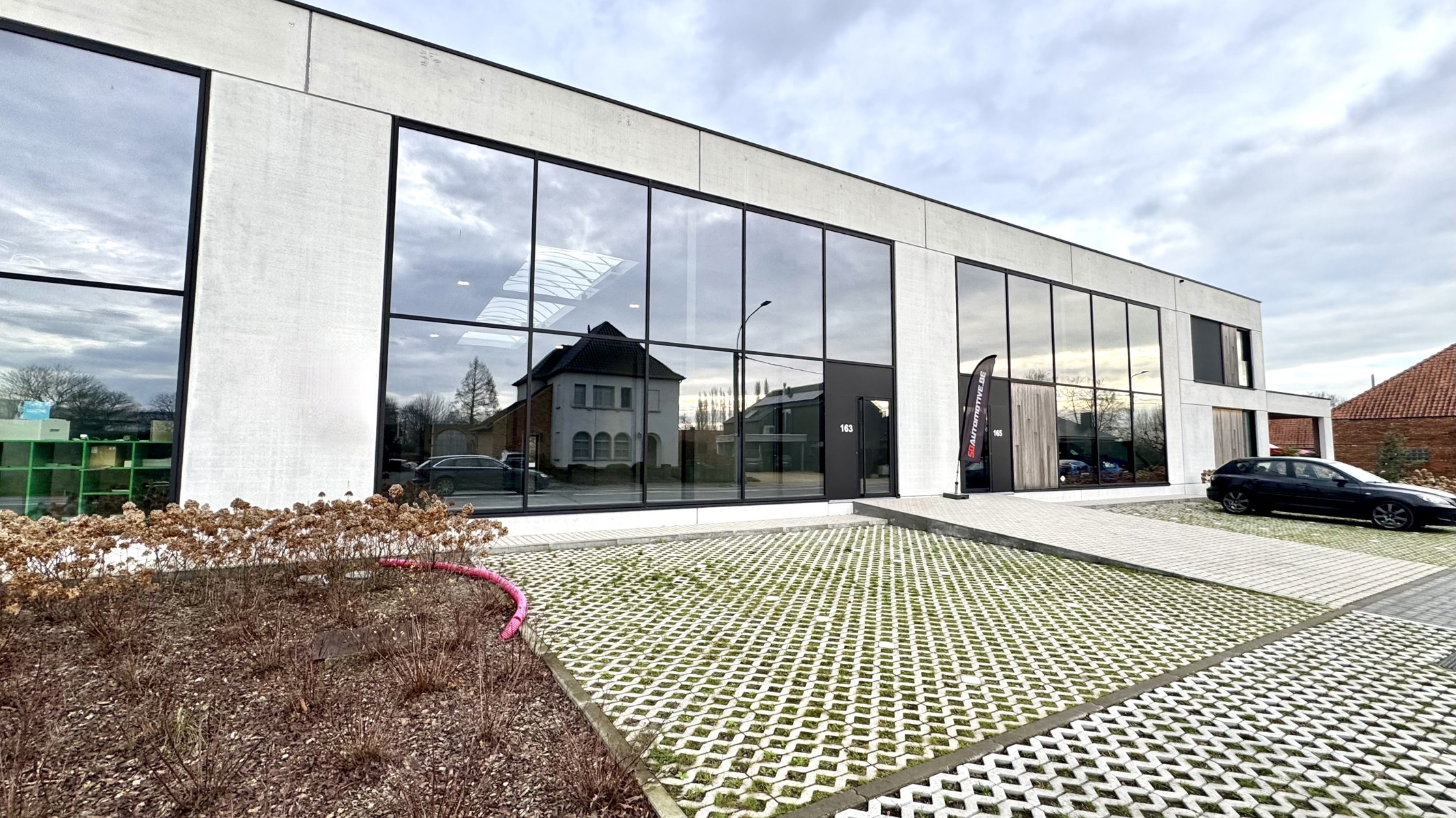 Recente KMO unit met grote etalageramen en 5 parkeerplaatsen - foto 3