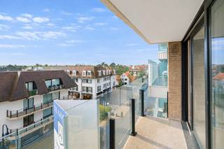 Schitterend appartement met zonneterras en mogelijkheid tot het aankopen van een gesloten garagebox. Twee volwaardige slaapkamers, twee badkamers en bijzonder mooi open zicht over de villa's. Parkeer uw wagen in de ruime garagebox op slechts 150 meter. <br /><br />Indeling: Inkomhal met ingebouwde vestiairekast, een prachtige woonkamer met een mooie parketvloer, een op maat gemaakte televisiekast en een gezellige eetplaats voorzien van een ingewerkte zitbank. Een volledige ingerichte keuken voorzien van Miele toestellen en travertin keukentablet. Vanuit de woonkamer en vanop het terras is het genieten van de zon en de mooie open zichten over het Zoute. Het appartement telt 2 ruime slaapkamers telkens voorzien van een eigen badkamer. Er zijn maatkasten in de slaapkamers en in de inkomhal. Verder nog een gastentoilet en een bergruimte met aansluiting voor de wasmachine en droogkast. <br /><br />Grote privatieve kelderberging inbegrepen. Op enkele stappen van het appartement kan er een gemakkelijk in te rijden garagebox aangekocht worden. <br /><br />Bezoeken? Graag na afspraak met Willem Cauwels op GSM 0477/60.12.16.