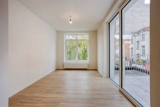 Gelegen in een rustige buurt nabij de Louizalaan, biedt dit prachtige tweeslaapkamerappartement modern wooncomfort met een vleugje luxe. Het...