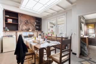 In hartje Beveren, in de rustige Koben Geertstraat, wacht deze karaktervolle herenwoning op een nieuwe eigenaar met visie. Kijk door het werk heen en ontdek een echte parel: achter de knappe voorgevel schuilen authentieke elementen die je vandaag nauwelijks nog terugvindt. Denk aan sfeervolle mantelschouwen en warme parketvloeren die het karakter van weleer ademen.<br />De woning telt vier volwaardige slaapkamers en beschikt over een bijhorende garage met recht van doorgang — een zeldzame troef in het centrum. De ruime, lichtrijke leefruimtes geven je alle vrijheid om een eigentijdse indeling te tekenen. Op het perceel van 180 m² geniet je bovendien van een tof tuintje om helemaal tot rust te komen.<br />Technisch is de basis al gelegd: hoogrendements- en dubbele beglazing, houten en pvc-ramen en een condensatieketel zorgen voor comfort. Het EPC-label F brengt een renovatieplicht met zich mee, maar net daar ligt jouw kans.<br />Wie durft dromen, maakt van dit pand een unieke thuis op absolute toplocatie. Winkels, scholen en het bruisende centrum liggen op wandelafstand. Grijp deze renovatiekans en creëer jouw ideale herenwoning in Beveren.<br />Bel of mail ons voor een afspraak op het nummer: 052/46.38.03 of info@uw-huis.be en wie weet tot binnenkort!<br />