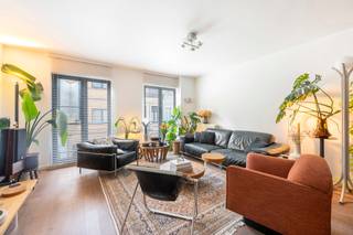 <p>Op een absolute toplocatie in het bruisende Zuid van Antwerpen, bevindt zich dit <strong>prachtig en kwalitatief gerenoveerde appartement</strong> in het gekende Hippodroomgebouw. Gelegen op de eerste verdieping en vlot bereikbaar met de lift, combineert dit appartement comfort, ruimte en een uitzonderlijke ligging.</p>
<p>Het appartement werd volledig gestript en hoogwaardig afgewerkt, met oog voor detail en hedendaags wooncomfort.</p>
<p><strong>Indeling</strong></p>
<p>Via de inkomhal betreedt u de <strong>lichtrijke leefruimte</strong> met open keuken, waar ruimte en gezelligheid centraal staan. De keuken is volledig uitgerust en afgewerkt met kwalitatieve materialen en toestellen.</p>
<p>Achteraan bevinden zich momenteel <strong>twee ruime slaapkamers</strong>, waarvan één werd samengevoegd tot een royale master met dressing. Dankzij de slimme indeling kan dit appartement <strong>eenvoudig opnieuw worden ingericht als een volwaardig 3-slaapkamer appartement</strong>, ideaal voor gezinnen of wie extra ruimte zoekt voor bureau of hobbykamer.</p>
<p>De badkamer is stijlvol ingericht en voorzien van alle comfort. Daarnaast beschikt het appartement over een apart gastentoilet en een praktische berging met aansluiting voor wasmachine en droogkast.</p>
<p>Verder inbegrepen: een privatieve kelderberging en een gemeenschappelijke fietsenberging.</p>
<p><strong>Ligging</strong></p>
<p>Gelegen vlakbij het volledig vernieuwde <strong>Zuidpark Antwerpen</strong>, geniet u hier van een unieke combinatie van rust en stadsleven. Tal van trendy restaurants, bars, winkels en supermarkten bevinden zich op wandelafstand, net als openbaar vervoer.</p>
<p><strong>Troeven</strong></p>
<ul>
<li>Topligging op het Zuid, vlak aan het Zuidpark</li>
<li>Volledig en kwalitatief gerenoveerd</li>
<li>Flexibele indeling: mogelijkheid tot 3 slaapkamers</li>
<li>Lift aanwezig in het gebouw</li>
<li>Privatieve kelderberging &amp; fietsenberging</li>
<li>Zeer gunstig EPC (B)</li>
<li>Architecturaal sterk gebouw (ontwerp Marc Corbiau)</li>
<li>Mogelijkheid tot huren van twee autostaanplaatsen met directe toegang tot supermarkt</li>
</ul>
<br />
<p>Kortom een instapklaar en stijlvol appartement op een van de meest gegeerde locaties van Antwerpen, ideaal voor wie comfortabel en centraal wil wonen.<br /><br />Interesse? Plan vandaag nog uw bezoek en ontdek dit prachtige appartement zelf.</p>