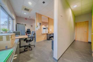 In het bruisende centrum van Wevelgem bevindt zich dit veelzijdige handelspand met een ruim duplex appartement, ideaal voor wie wonen en werken wil combineren of op zoek is naar een interessante investering.<br /><br />Het handelspand op het gelijkvloers beschikt over een lichtrijke en ruime handelsruimte met tal van indelingsmogelijkheden. Aangevuld met aparte bureauruimtes en een praktische keuken, biedt dit pand alle comfort voor diverse professionele activiteiten. Achteraan is er bovendien een ruime privatieve parkeerplaats aanwezig, toegankelijk via een poort, wat een absolute meerwaarde vormt voor zowel klanten als bewoners.<br /><br />Daarnaast is er een ruim en aangenaam duplex appartement voorzien. Dit appartement omvat twee volwaardige slaapkamers, een moderne badkamer en een open leefruimte met veel lichtinval dankzij de grote raampartijen. De leefruimte sluit naadloos aan op een volledig uitgeruste keuken met alle nodige toestellen. Aansluitend bevindt zich een uitzonderlijk groot terras waar het heerlijk vertoeven is en waar u in alle rust kan genieten.<br /><br />Zowel het handelspand als het appartement beschikken over een gunstig EPC-label B en zijn uitgerust met centrale verwarming op aardgas, wat zorgt voor een energiezuinig en comfortabel geheel.<br /><br />