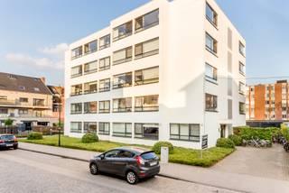 VOOR DE SNELLE BESLISSERS!<br />ACADEMIEJAAR 2026-2027<br /><br />Welkom in deze ruime studentenstudio gelegen in hartje Leuven!<br />Deze ruime studio beschikt over een geïnstalleerde kitchenette, eigen sanitair en een geïnstalleerd meubel met opklapbaarbed.<br />Dankzij de grote raampartijen kan u tevens genieten van aangenaam natuurlijk daglicht.<br /><br />Deze fraai gerenoveerde studentenresidentie huisvest een 60-tal leuke en lichtrijke studio's.<br />Achteraan het gebouw is er een afgesloten gemeenschappelijke fietsenstalling.<br />De residentie is in een heel rustige buurt gelegen, vlot bereikbaar via afrit autostrade, voor het openbaar vervoer en richting stadscentrum. Ook van hieruit vlotte verbinding naar campussen en in het bijzonder Sportkot, GHB, Heverlee.<br /><br />Deze studio is enkel beschikbaar voor studenten en met onmiddelijke intrede.<br /><br />Huurprijs: €650 + €50 provisie nutsvoorzieningen.