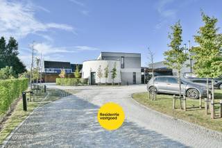 Deze loft is gelegen op de voormalige maalderijsite “Molen Moreau”, een plek waar authenticiteit en modern wooncomfort elkaar ontmoeten. Hoewel de oude graanmolen zelf verdwenen is, vormde de geschiedenis van de site een duidelijke inspiratiebron voor de architectuur van dit recente project. Het resultaat? Een stijlvolle loft met karakter, hedendaagse luxe en een vleugje erfgoed.<br /><br />Het appartement op de eerste verdieping bevindt zich in het centrum van Wielsbeke en biedt een woonoppervlakte van 57,6 m². De lichtrijke leefruimte met open, volledig ingerichte keuken sluit aan op een ruim zuid-westgericht terras van 22,3 m². Dankzij het schuifraam geniet je van een vlotte verbinding tussen binnen en buiten. De keuken is voorzien van kwalitatieve toestellen (Zanussi) en een stijlvol werkblad. De slaapkamer is praktisch ingericht en de badkamer beschikt over een moderne inloopdouche en lavabo. Een aparte berging met aansluiting voor wasmachine en technische installatie maakt het appartement compleet.<br /><br />Het appartement is energiezuinig (EPC-label A – 76 kWh/m²jaar) en uitgerust met PVC-ramen met dubbele beglazing. Verwarming gebeurt via een individuele CV op aardgas. Een carport met berging is inbegrepen. Alle voorzieningen zijn vlot bereikbaar dankzij de centrale ligging.<br /><br />Perfect voor starters, alleenstaanden of als investering.<br />De vermelde prijs is een vraagprijs.<br /><br /> EPC: 76 kWh/m² (Vg, Wg, Gmo, Gvkr, Gvv) Ref. OU28070