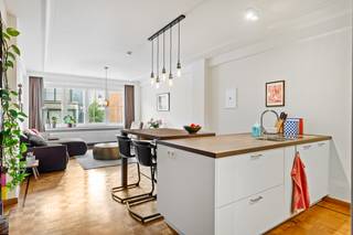 IN OPTIE. Charmant 2 slaapkamer appartement in Antwerpen-Zuid en vlakbij het Stadspark. Ruime inkomhal met apart toilet, wasplaats en...