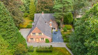 Indeling als volgt:Gelijkvloers:- Lichtrijke inkomhal op tegelvloer met apart gastentoilet.- Leefruimte op houtenvloer met charmante...