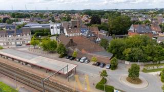 Dit polyvalente magazijn met een bebouwde oppervlakte van 596 m² ligt op een perceel van 683 m² en beschikt over een handige oprit en...