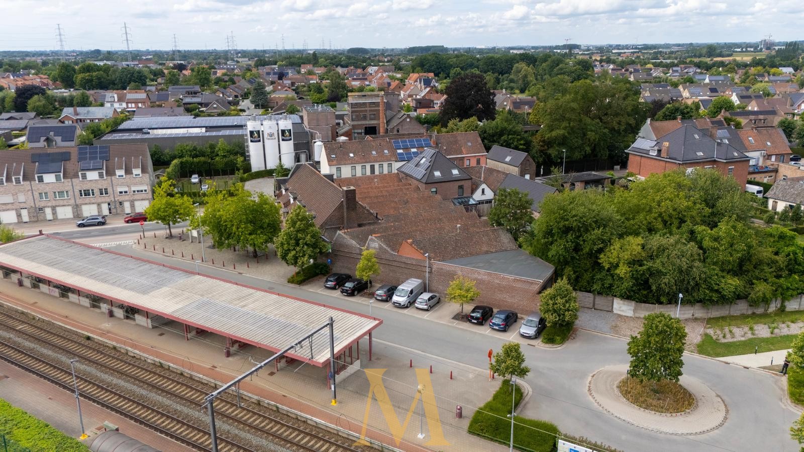 Ruim magazijn van 596 m² met twee inrijpoorten, kantoorruimte, grote garage en parking op 683 m² grond - foto 2