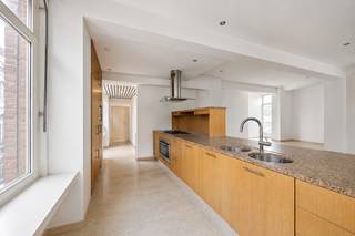 Het appartement bevindt zich op de eerste verdieping van een kleinschalig gebouw met lift en is ideaal voor wie op zoek is naar ruimte, comfort en een aangename woonomgeving.<br /><br />Bij binnenkomst wordt u verwelkomd door een praktische vestiairekast en een gastentoilet. Aan de linkerzijde bevindt zich een royale leefruimte met open keuken en sfeervolle open haard. De grote raampartijen zorgen voor veel natuurlijke lichtinval en geven de leefruimte een aangenaam en open karakter.<br /><br />Aan de rechterzijde bevinden zich twee ruime slaapkamers, elk voorzien van een eigen badkamer. Dankzij deze indeling geniet iedere slaapkamer van de nodige privacy en comfort.<br /><br />Daarnaast beschikt het appartement over een kelderberging. Er is tevens de mogelijkheid om één overdekte autostaanplaats te huren voor € 150 per maand.<br /><br />De maandelijkse provisie bedraagt € 220 en omvat het waterverbruik, het algemene onderhoud van de gemeenschappelijke delen, de lift en het tweemaal per jaar reinigen van de ramen aan de buitenzijde.<br /><br />Belangrijk: de afgebeelde foto's zijn genomen in het appartement op de tweede verdieping en dienen ter illustratie. De lichtinval, het uitzicht, de indeling en bepaalde details kunnen daarom afwijken van het appartement op de eerste verdieping.<br /><br />Is uw interesse gewekt? Voor meer informatie of een bezichtiging kunt u contact opnemen met HINTJENS.vastgoed via Lise@hintjens.eu of 0473 51 14 36.