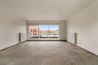 Modern nieuwbouwappartement te koop in Izegem, ideaal gelegen op een centrale en vlot bereikbare locatie. <br /><br />Het appartement wordt verkocht in zijn huidige staat, waardoor u nog alle vrijheid heeft om de keuken en badkamer volledig naar eigen smaak af te werken en de indeling verder zelf te bepalen. Dit biedt een unieke kans om een appartement volledig op maat te creëren. <br /><br />Er is bovendien de mogelijkheid om aan het verlaagde 6% BTW-tarief aan te kopen (mits voldaan aan de wettelijke voorwaarden). <br /><br />Optioneel kan een garage worden bijgekocht om uw wooncomfort verder te verhogen. Dit energiezuinige nieuwbouwappartement is perfect voor wie op zoek is naar een toekomstgerichte investering of een thuis die helemaal afgestemd is op persoonlijke wensen. Neem gerust contact op voor meer informatie of een bezoek.