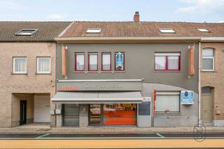 Op een uitstekende locatie in Deerlijk vinden we deze veelzijdige en uiterst goed onderhouden handelswoning (slagerij + woonst), ideaal voor wie wonen en werken wil combineren of op zoek is naar een eigendom met extra ruimte en potentieel.
In de woning vinden we op de gelijkvloers een ruime keuken met aansluitend een leefruimte. Boven zijn er 4 volwaardige slaapkamers en een geïsoleerde zolder. Achteraan geniet u van een grote, zonnige tuin met bovendien een tweede uitweg, wat een echte meerwaarde vormt op vlak van toegankelijkheid en mogelijkheden.
Daarnaast omvat het pand een handelsruimte van ca. 160m², die momenteel ingericht is als slagerij. Deze ruimte werd vernieuwd in 2002 en kan eenvoudig worden aangepast of heringedeeld naar eigen wensen: winkelruimte, praktijk, atelier, kantoor, opslagruimte of multifunctionele invulling behoren allemaal tot de opties.
Troeven: ruime woning, super onderhouden, energiezuinig en instapklaar.
Kortom: een instapklaar eigendom met een sterke combinatie van wooncomfort en commerciële/multifunctionele mogelijkheden, ideaal voor zelfstandigen, vrije beroepen of gezinnen die ruimte zoeken.
Interesse? Meer informatie via feline@immobeguin.be