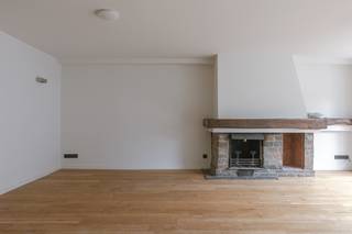Ruim 3-slaapkamerappartement op uiterst bereikbare ligging<br /><br />EPC-SCORE: B<br />Mobiscore: 9,5/10<br /><br />Dit instapklare 3-slaapkamerappartement geniet van een erg gunstige ligging vlakbij winkels (Delhaize,...), openbaar vervoer (zowel tram als bus) en het historische stadscentrum. De locatie garandeert ook een vlotte verbinding met de in -en uitvalswegen (R4, E17, E40).<br /><br />Het appartement bevindt zich op de eerste verdieping van de residentie en beschikt over een heel ruime en lichtrijke leefruimte. De leefruimte beschikt over een charmant schouwelement, een warme parketvloer en grote raampartijen over de volledige breedte van het appartement. In de leefruimte bevindt zich tevens de volledig geïnstalleerde open keuken. Achteraan het appartement bevinden zich 3 slaapkamers. Vanuit de middelste slaapkamer, die dienst kan doen als bureau, heeft u toegang tot het achteraan gelegen terras. <br /><br />De inkomhal beschikt over een apart toilet. Via de hal heeft u ook toegang tot de zopas vernieuwde badkamer met dubbel wasmeubel en grote inloopdouche.<br /><br />Bij het appartement dient ook een garagebox (€35.000) te worden bijgekocht. Deze bevindt zich op het gelijkvloers van de residentie.<br /><br />Dit appartement is ideaal als woonst, voor uw studerende kinderen of als investering.<br /><br />Verhuurwaarde: €1.350/maand.<br /><br />Meer info en/of een bezoek contacteer LAURA op 0473 41 35 62 of mail naar info@vicusvastgoed.be