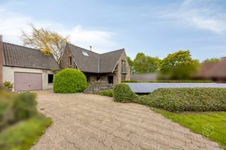 Karaktervolle villa met polyvalent bijgebouw, zwemvijver, aangelegde tuin met uitweg naar achterliggende straat op 4.012 m².<br />Deze vrijstaande villa, gebouwd in 1993, combineert ruimte, comfort en een unieke ligging. De woning beschikt over drie slaapkamers, een bureau en een polyvalent bijgebouw met garage en zolderverdieping. De prachtig aangelegde tuin met verschillende terrassen, zwemvijver en boomgaard biedt een oase van rust en privacy. Dankzij het gunstige EPC-label B (195 kWh/m²) geniet u bovendien van een energiezuinige woning.<br /><br />INDELING: Gelijkvloers: Via de inkomhal met gastentoilet betreedt u de lichtrijke leefruimte met gezellige zithoek en houtkachel. Aansluitend bevindt zich een aparte bureauruimte, ideaal voor thuiswerk of een vrij beroep. De volledig ingerichte leefkeuken geniet van een prachtig uitzicht op de tuin en geeft rechtstreeks uit op de aangelegde terrassen en de zwemvijver. Verder beschikt de woning over een praktische berging met doucheruimte. <br />Eerste verdieping: De nachthal geeft toegang tot drie volwaardige slaapkamers, een praktische berging en een badkamer uitgerust met een bubbelbad, dubbele lavabo in meubel en toilet.<br />Zolder- en kelderverdieping: Via de zolder bereikt u twee praktische opslagruimtes. Daarnaast beschikt de woning over een kelder, ideaal voor extra stockage.<br />Buitenruimte: Beide privatieve opritten, bieden plaats aan meerdere wagens. Via de ene bereikt u het polyvalente bijgebouw met garage met smeerput en zolderverdieping. De andere leidt u naar de carport met uniek design en de fietsenstalling. De fraai aangelegde tuin met uitweg naar achterliggende straat vormt één van de absolute troeven van deze eigendom.<br />De fraai aangelegde tuin met uitweg naar achterliggende straat vormt één van de absolute troeven van deze eigendom. <br />Op het uitzonderlijke perceel van 4.012 m² geniet u van meerdere terrassen, een zwemvijver, boomgaard en een panoramisch uitzicht over de omliggende landerijen. Het polyvalente bijgebouw biedt tal van mogelijkheden als garage, hobbyruimte, atelier of extra opslag. Verder is er nog een tuinhuis met aanpalende houtopslag en een afdak voor polyvalent gebruik. <br /><br /><strong>EXTRA INFORMATIE:</strong><br />- Vrijstaande villa gebouwd in 1993<br />- Bewoonbare oppervlakte van ca. 222 m²<br />- Perceeloppervlakte: 4.012 m²<br />- EPC B: 195 kWh/m² (UC2790289)<br />- 4 volwaardige slaapkamers<br />- Aparte bureauruimte<br />- Polyvalent bijgebouw/garage met zolderverdieping<br />- Aangelegde tuin met terrassen, zwemvijver en boomgaard<br />- Privatieve oprit met parkeergelegenheid voor meerdere wagens<br />- Rustige ligging met vlotte verbinding naar Brugge, Damme en Knokke<br /><br />RICHTRIJS - 695.000 EUR - De vermelde prijs is een richtprijs: ieder bod wordt voorgelegd aan de eigenaars, die al dan niet kunnen ingaan op het prijsvoorstel.<br /><br />Contacteer PERSPECTIEF VASTGOED – 7 op 7 bereikbaar – voor meer informatie of een bezoek.<br />Bel 050/550.750 of mail naar info@perspectiefvastgoed.be.<br />