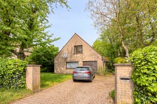 This house with 3 bedrooms and a beautiful garden is ideally located near main roads and public transport, offering great potential to renovate...