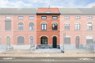 Mis deze buitenkans niet!Deze volledig gerenoveerde gezinswoning bevindt zich op toplocatie te Merelbeke-Melle (mobiscore 8,7/10). Scholen, winkels,...