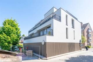 Century21 ImmoNero présente : SITUATION TOP  dans le centre de Hoeilaart ce luxueux  appartement de qualité avec une magnifique terrasse de 17,5m²...