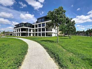 <h1><span>Nieuwbouwappartement met twee slaapkamers de in residentie 'Kasteelvijver' te Langemark.</span></h1><h1><span> </span></h1><h1><span>Dit appartement bevindt zich op het </span><span>gelijkvloers</span><span> en beschikt over een </span><span>bewoonbaar oppervlakte</span><span> van </span><span>97.91m² </span><span>en een</span><span> terras </span><span>van </span><span>9.97m²</span><span>.</span></h1><h1><span> </span></h1><h1><span>Indeling</span><span>: </span></h1><h1><span>Ruime </span><span>inkomhal/nachthal</span><span>, </span><span>open keuken</span><span> met </span><span>leefruimte</span><span> die directe toegang biedt tot het </span><span>terras, berging/wasplaats, gastentoilet</span><span>, </span><span>badkamer met</span><span> inloopdouche en dubbele lavabo en </span><span>twee volwaardige slaapkamers</span><span>.</span></h1><h1><span> </span></h1><h1><span>Er is tevens een </span><span>kelderberging</span><span> bij te kopen, alsook mogelijkheid tot aankopen van een </span><span>ondergrondse autostaanplaats.</span></h1><h1><span> </span></h1><h1><span>De </span><span>warmwaterproductie</span><span> en de </span><span>vloerverwarming</span><span> zal opgewekt worden door een bodem/water </span><span>warmtepomp met ingebouwde boiler.</span><span> De warmte wordt uit de grond gehaald via </span><span>geothermie.</span></h1><h1><span>Doorheen het appartement is er </span><span>ventilatiesysteem D </span><span>(mechanische toevoer en afvoer) voorzien.</span></h1><h1><span>Het appartement beschikt tevens over</span><span> zonnepanelen</span><span> (760Wp) wat het bovendien uiterst zuinig maakt!</span></h1><p><span> </span></p>