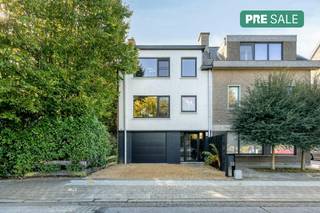 Welkom in deze instapklare en hoogwaardig afgewerkte bel-etage woning, die in 2019 een volledige en stijlvolle renovatie heeft ondergaan. <br />Dankzij de moderne keuzes, de natuurlijke lichtinval en het opmerkelijke oog voor detail vormt dit huis een totaalplaatje.<br /><br />Op het gelijkvloers beschikt de woning over een uitnodigende inkomhal en een ruime inpandige garage met sectionaalpoort. Daarnaast zijn er ook twee bergruimtes, waarvan één directe toegang biedt tot de zonnige tuin. De tuin is volledig zuidgericht en biedt maximale privacy. <br /><br />Op de eerste verdieping bevindt zich de leefruimte, waar een warme parketvloer en grote raampartijen zorgen voor een gezellige en lichtrijke sfeer. Direct aansluitend vindt u de maatkeuken, afgewerkt met moderne inbouwapparatuur en veel bergruimte. In de hal is ook een gastentoilet. <br /><br />De tweede verdieping voorziet drie volwaardige slaapkamers, die elk zijn uitgerust met praktische maatkasten. Daarnaast bevindt zich op deze verdieping een modern afgewerkte badkamer, voorzien van een dubbele lavabo, inloopdouche en een toilet. <br /><br />Troeven: <br />- EPC label C & een conforme elektriciteitskeuring<br />- Toplocatie op Sint-Elisabeth<br />- Voldoende parkeergelegenheid in garage en op oprit<br />- Zuidgerichte tuin met maximale privacy<br />- Volledig afgewerkt en instapklaar! <br /><br />Op zaterdag 7/11 kan tegen 15u een bod worden uitgebracht.<br /><br />De eigendom wordt aangeboden via de Pre-sale formule. Op 07/11/2026 tussen 09:00 en 15:00 kan u het huis op afspraak komen bezichtigen en een bod uitbrengen. De vermelde prijs is een instelprijs. Voor meer info, gelieve contact op te nemen met de dossierverantwoordelijke.<br /><br />Bestuursmaatregelen in het maatregelenregister: nee