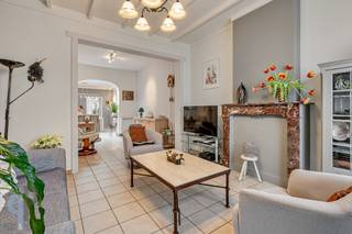 Te centrum Asse vinden we deze prima onderhouden woning, voorzien van nieuw dak, dubbele beglazing en een cv ketel op aardgas. De woning omvat een ruime en knusse leefruimte, achterliggende eetplaats met lichtstraat en een leefkeuken met zicht op tuin en terras. Verder is er een badkamer met ligbad, meubel en toilet. Op het verdiep zijn er 2 ruime slaapkamers en een vaste trap naar de nog in te richten zolder. Eveneens hebben we hier een droge kelder, handig als koele berging. Achteraan de tuin vinden we een tuinhuis. De nieuwe ramen zijn voorzien van rolluiken en het terras beschikt over een zonneluifel. Mogelijkheid tot het bijkopen van een garage aan €15000. Topper ! Voor meer inlichtingen of een bezoek, contacteer Veronique 0483/676579