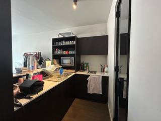 <span><strong>**ACADEMIEJAAR 2026-2027 - ENKEL STUDENTEN**</strong></span><br /><br /><span>Residentie Monte Domus is gelegen aan de Leuvense befaamde ziekenhuis omgeving en dit een uiterst gunstige locatie. Deze residentie is geschikt voor studenten op zoek naar een comfortabele thuis. Niet alleen de strategische ligging van het pand is een troef maar ook de faciliteiten in de nabijheid zijn mooi meegenomen. Supermarkten, scholen, campussen, openbaar vervoer, Gasthuisberg, apotheek, parken, kruidtuin… op wandel/ fietsafstand.</span><br /><br /><span>Deze studio bevindt zich op de tweede verdieping en beschikt over een ingerichte keuken en geïnstalleerde badkamer. </span><br /><br /><span><strong><span>Wees er snel bij! Wenst u graag eens te komen kijken? Plan dan vandaag nog een bezoek in! verhuur@connect-immo.be of 0470 59 65 44</span><br /><br /></strong>Beschikbaar vanaf 15 september 2026!<strong><br /></strong>Huurprijs: €815 + <strong>€1.560 vaste kosten op jaarbasis</strong><br /></span>