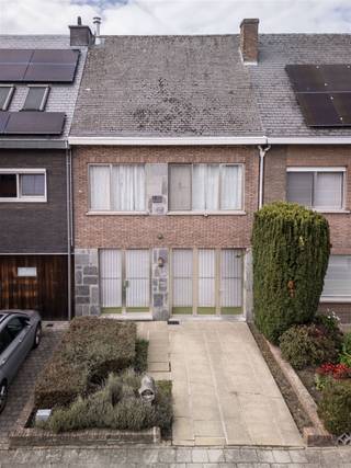 <p><span><strong>Ruime te renoveren woning met 4 slaapkamers, garage en tuin in Lier.</strong></span></p><p><span>Aan de Sint-Bernardusstraat 9 in Lier vind je deze ruime rijwoning met een oppervlakte van 192 m². Een mooie opportuniteit voor wie een woning volledig naar eigen smaak wil renoveren en inrichten.</span></p><p><span>Met vier slaapkamers biedt de woning volop ruimte voor een gezin, een thuiskantoor of een hobbykamer. De inpandige garage zorgt voor praktische parkeer- en bergruimte. De tuin vormt een fijne buitenruimte om te ontspannen of gezellig samen te zijn.</span></p><p><span>Op zoek naar een renovatieproject met ruimte en potentieel? Ontdek de mogelijkheden van deze woning en maak er jouw nieuwe thuis van.</span></p><p><span>Contacteer Radix Vastgoed voor meer informatie of een bezoek ter plaatse.</span></p>