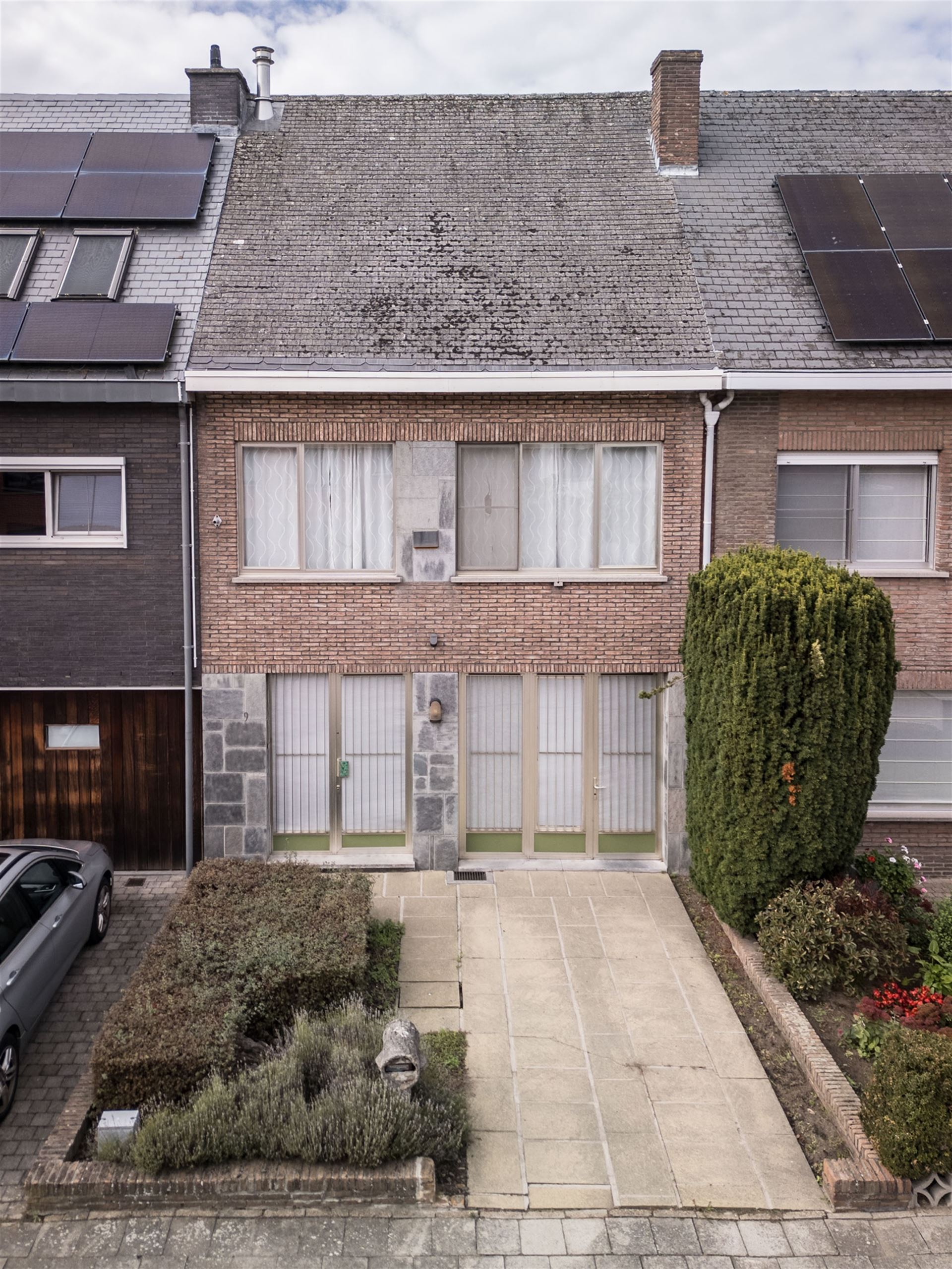 Te renoveren rijwoning met tuin en garage - foto 1