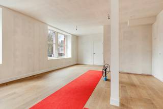 Bent u op zoek naar een royaal, lichtrijk en toekomstgericht appartement in het groene Dilbeek? Ontdek dan dit prachtige tweeslaapkamerappartement in het exclusieve nieuwbouwproject De Katte. Met een royale bewoonbare oppervlakte van maar liefst 163 m² geniet u hier van een uitzonderlijk ruimtegevoel, een hoogwaardige afwerking en optimaal wooncomfort.<br /><br />Dit zuidgericht appartement baadt de hele dag in het natuurlijke licht. De riante leefruimte sluit naadloos aan op een fantastisch, zongericht terras van 15 m², de ideale plek om in alle rust van de zon te genieten. Binnenin beschikt de woning over een doordachte indeling met een volledig uitgeruste open keuken en 2 comfortabele slaapkamers.<br /><br />Naast luxe blinkt dit project uit in duurzaamheid. Dankzij het zeer lage E-peil woont u hier niet alleen ecologisch, maar geniet u ook van een maximaal financieel voordeel: u bent namelijk 5 jaar volledig vrijgesteld van onroerende voorheffing. Bovendien komt dit nieuwbouwappartement in aanmerking voor het verlaagde 6% BTW-tarief (onder voorwaarden), wat een enorme besparing betekent op uw totale investering.<br /><br />Gelegen op een toplocatie in Dilbeek, combineert project De Katte een rustige omgeving met een uitstekende bereikbaarheid nabij Brussel, invalswegen en winkels. Kies voor zorgeloos en energiezuinig wonen. Neem vandaag nog contact op voor meer informatie over dit unieke appartement!<br /><br />Deze AI-visualisaties zijn bedoeld als inspiratie. Er werd geen rekening gehouden met technische specificaties, stedenbouwkundige voorschriften of de concrete mogelijkheden tot realisatie.