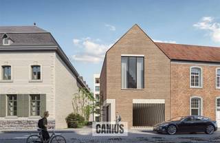 <p><span>PARKEREN IN HARTJE SINT-TRUIDEN</span></p><p><span> </span></p><p><span>Nood aan parkeerplaats in hartje Sint-Truiden? Dan bent u op de site van Tuin der Broeders aan het juiste adres! De parkeerplaatsen die wij te koop aanbieden vinden wij terug in de ondergrondse parking verspreid over twee verdiepingen (-1 en -2). Door de centrale ligging pal in het stadscentrum bevinden wij ons op enkele stappen van de Grote Markt, de Groenmarkt, het Heilig Hartplein en het Minderbroedersplein.</span></p><p><span> </span></p><p><span>Een vaste parkeerplaats voor uw wagen? Dit alles in hartje Sint-Truiden? Dan bent u hier aan het juiste adres!</span><span> Een grote troef is de gemeenschappelijke lift die wij aantreffen in het vrijstaand paviljoen op de site. Deze lift is ruim genoeg om zich op een comfortabele manier met een fiets naar de ondergrondse parking te begeven. </span></p><p><span> </span></p><p><span>Voor verdere informatie kan u contact opnemen met één van de medewerkers van Canius Real Estate te bereiken op het nummer 078 78 30 39 of <span>info@canius.be</span></span><span> </span></p><p><span> </span></p><p><span>*Deze gegevens zijn louter ter informatieve titel. De vermelde oppervlaktes zijn slechts indicatie. Canius Real Estate kan niet verantwoordelijk gesteld worden voor de juistheid van de aan haar verstrekte gegevens. </span></p><p><span> </span></p><p><span> </span></p>