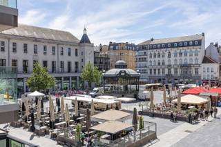 - Hoogwaardige afwerking,- Lichtrijk appartement met zicht op het appartement,- Topligging.Magnifiek appartement op de eerste verdieping van...