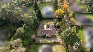 <strong>Gelijkvloerse villa in provençaalse stijl gelegen in het Zonnebos te 's Gravenwezel.</strong><br /><br /><strong>Deze gelijkvloerse villa is gelegen in het Zonnebos, een rustige en residentiële villawijk nabij het centrum 's Gravenwezel. De woning beschikt over vier volwaardige slaapkamers, ruime leefvertrekken en een praktische indeling met alle woonfuncties op het gelijkvloers. De karaktervolle U-vormige architectuur, aangename lichtinval en talrijke mogelijkheden maken van deze villa een woning met bijzonder veel potentieel.</strong><br /><br /><strong>Indeling: </strong><br />
<ul>
<li><strong>Inkomhal </strong>met ingemaakte vestiaire en gastentoilet met handenwasser;</li>
<li>Ruime <strong>woonkamer </strong>met gezellige zitput en <strong>open</strong> <strong>haard</strong>;</li>
<li><strong>Eetkamer</strong>, aansluitend op de woonkamer met toegang tot het <strong>terras;</strong></li>
<li><strong>Keuken</strong> met <strong>ontbijthoek</strong>, uitgerust met een elektrische kookplaat, dampkap, oven, vaatwasser, ingebouwde koelkast en dubbele spoelbak, eveneens met toegang tot het terras;</li>
<li><strong>Nachthal </strong>in een <strong>afzonderlijke slaapvleugel;</strong></li>
<li><strong>Vier volwaardige slaapkamers </strong>op blokjesparket, waarvan twee met een schuifraam naar het terras;</li>
<li><strong>Badkamer</strong> met ligbad, afzonderlijke douche, dubbele lavabo en toilet;</li>
<li><strong>Inpandige garage </strong>met manuele garagepoort, aansluitingen voor wasapparatuur, spoelbak en cv-ketel.</li>
</ul>
<strong>Zolderverdieping</strong><br />
<ul>
<li>Zolderruimte bereikbaar via een van de slaapkamers;</li>
<li>Extra zolderruimte boven de garage.</li>
</ul>
<strong>Tuin en buitenruimte</strong><br />
<ul>
<li>Zuidgericht terras met een aangename tuin die zich rondom de woning uitstrekt</li>
<li>Terras en binnentuin centraal gelegen tussen de vleugels van de U-vormige woning, met rechtstreekse toegang vanuit de keuken, eetkamer en twee slaapkamers</li>
<li>Bijzondere U-vormige architectuur die zorgt voor een aangename verbinding tussen de binnen- en buitenruimtes.</li>
</ul>
<strong>Algemeen</strong><br />
<ul>
<li>Vier slaapkamers en alle woonfuncties op één niveau;</li>
<li>Dak vernieuwd circa 10 jaar geleden;</li>
<li>Cv-ketel vernieuwd in 2018</li>
<li>Vloerverwarming;</li>
<li>Inpandige garage met extra bergruimte;</li>
<li>Tal van mogelijkheden om de woning naar eigen smaak te moderniseren.</li>
</ul>