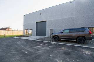 Ontdek deze splinternieuwe KMO-unit van 227m² in het Harboort Business Park. De unit bestaat uit een loods met een vrije hoogte van 7 meter en...