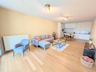 Deze mooie serviceflat van 90m² situeert zich in het centrum van Turnhout, in de Residentie Jacobsmarkt. Een rustig gelegen residentie met erkende assistentiewoningen, op enkele stappen van de Grote Markt.De assistentiewoning omvat;- inkomhal- gastentoilet- berging- ruime woonkamer op parket met toegang tot een overdekt terras- open, volledig ingerichte keuken- grote slaapkamer met toegang tot het terras- dressing- badkamer met ligbad, douche, lavabo en toiletBovendien beschik deze flat in de kelderverdieping ook nog over;- een makkelijk bereikbare parkeerplaats- een grote privatieve kelderDe bewoners kunnen er genieten van allerhande faciliteiten, zoals;- ontvangsbalie- ontmoetingsruimte met drankgelegenheid- inpandige brasserie- bibliotheek- biljartruimte- 3 grote terrassen, waaronder een ruim dakterras- fitness- en massageruimte- sauna en Hammam- tuin met wandelpad- petanquebaan- zorgkamerKortom; een ideale investering, om te verhuren en al dan niet om zelf te bewonen op latere leeftijd.