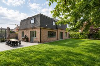 Op een ruim hoekperceel van 1.027 m², gelegen in de Sint-Antoniusstraat 14 te Meulebeke, vindt u deze ruime, instapklare woning van maar liefst 240 m² bewoonbare oppervlakte, gecombineerd met een loods van 143 m². Dankzij de ligging op wandelafstand van het provinciedomein ’t Veld geniet u hier bovendien van een aangename combinatie van rust, groen en bereikbaarheid.<br /><br />PLUSPUNTEN:<br />* GUNSTIGE LIGGING | INSTAPKLAAR <br />* LOODS 143 m² | WOONST 240 m² <br />* CONFORME ELEKTRISCHE KEURING | EPC B-LABEL <br />* ZONNEPANELEN (19 STUKS x 335 Wp) <br />* ASBESTVRIJ <br />* AIRCO <br /><br />RUIM, LICHTRIJKE EN AANGENAAM WONEN (Totaalrenovatie 2017):<br />U komt binnen via de inkomhal die meteen toegang biedt tot de ruime en lichtrijke leefruimte van 34,50 m². Deze ruimte omvat zowel een sfeervolle zit- als eethoek en sluit aan op een aparte leeshoek/speelhoek van 14 m². Aansluitend is er de open en volledig ingerichte keuken van 21 m². Verder beschikt het gelijkvloers over een ingerichte wasplaats van 9 m² uitgerust met inloopdouche. Tot slot een apart gastentoilet alsook een droge kelder. Via de nachthal op de eerste verdieping is er toegang tot 4 volwaardige slaapkamers (17,50 m² | 14 m² | 13,50 m² | 10,50 m²) alsook de berging/bureau (4,50 m²). Verder is er de ingerichte badkamer (dubbele lavabo met meubel, ligbad, inloopdouche). Aansluitend bevindt zich bovendien een praktische ingerichte dressing van 7 m², alsook een apart gastentoilet. Tot slot is er nog de zolderverdieping te betreden via een vouwtrap.<br /><br />LOODS 143 m² - ABSOLUTE MEERWAARDE (nieuwbouw 2018) <br />De afzonderlijke loods van 143 m², biedt eindeloos veel mogelijkheden. Via de automatische inrijpoort (Provinciaal Domeinstraat) is er toegang tot de loods. De loods heeft een hoogte van 5,5 meter (met automatische poort (hoogte 4,50 m breedte 5,80 m). De loods is volledig met hout bekleed en leent zich uitstekend als atelier, opslagruimte of hobbyruimte. De aansluitende oprit van ca. 117 m² biedt bovendien mogelijkheden voor parkeren en extra opslag. <br /><br />GENIETEN VAN BUITENRUIMTE<br />Ook buiten komt u niets tekort. De woning beschikt over een ruime, zongerichte en volgroeide tuin, die volledig is afgesloten en daardoor bijzonder aangenaam en kindvriendelijk is. Verschillende terrassen bieden volop mogelijkheden om te genieten van de zon en het groen. Het overdekte terras in eik vormt de perfecte plek voor gezellige momenten met familie en vrienden, ongeacht het weer.