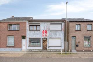 La maison compte actuellement 2 chambres et offre de nombreuses options pour moderniser complètement l'aménagement et les finitions. Ce bâtiment...