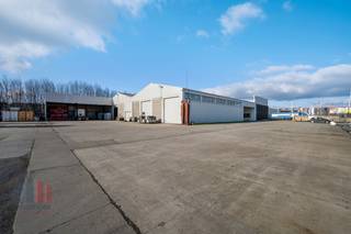 Uniek gelegen bedrijfsgebouw van 2.537 m² bestaande uit 1.088 m² magazijnruimte met 1.449 m² ingerichte kantoren op een industrieel terrein van...