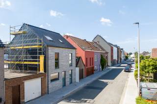 Nabij het centrum van Oostakker bevindt zich deze casco nieuwbouw woning, gelegen in de onmiddellijke nabijheid van buurtwinkels, openbaar vervoer en belangrijke invalswegen. De woning beschikt over een perceel grond van 124m2 en 170m2 bruikbare vloeroppervlakte. De indeling is als volgt: inkomhal met gastentoilet, berging (met eigen ingang voor fietsen), lichtrijke leefruimte met open keuken. 1ste verdieping: 3 slaapkamers en een badkamer. Zolderverdieping met vaste trap, mogelijkheid tot creëren van een ruime 4de slaapkamer, technische ruimte.<br /><br />De woning kan wind-en water dicht worden aangekocht, in huidige staat OF in samenspraak met de bouwfirma kan u een afwerking naar keuze en budget kiezen.<br /><br />Stedenbouwkundige inlichtingen in aanvraag.<br /><br />Bezoek mogelijk na afspraak met Serge van Center Office via 0485/61 59 22<br />