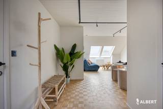 Vous êtes à la recherche d’un studio prêt à emménager et économe en énergie au centre de Denderwindeke ? Découvrez ce studio récemment rénové de 50 m², situé au troisième étage d’un immeuble bien entretenu. Grâce à son agencement ouvert, son parquet chaleureux et sa belle luminosité naturelle, ce logement offre un cadre de vie agréable et contemporain.<br /><br />Disposition :<br />+ Espace de vie ouvert et lumineux avec cuisine équipée<br />+ Salle de bains rénovée avec douche à l’italienne<br />+ Chambre séparée (12 m²)<br />+ Local technique pratique<br /><br />Atouts :<br />+ Rénové<br />+ Parquet dans l’espace de vie<br />+ Label PEB B – logement économe en énergie<br />+ Pompe à chaleur avec fonction de refroidissement en été<br />+ Emplacement central dans le village de Denderwindeke<br /><br />Plus d’infos ou une visite ? Contactez-nous via brian.rollier@albert.immo ou au 0472 98 02 27<br /><br />Chez Albert, vous vous sentez chez vous !