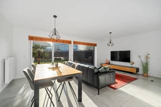 Topper: Energiezuinige woning op uitstekende ligging.Deze moderne halfopen woning biedt je alle comfort dankzij de recente bouw, de kwalitatieve...