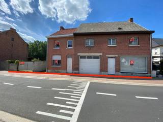 De woningen bevinden zich samen in in totaal te renoveren of te slopen/totaal te herbouwen staat. De publicatie van deze eigendommen bestaan uit...