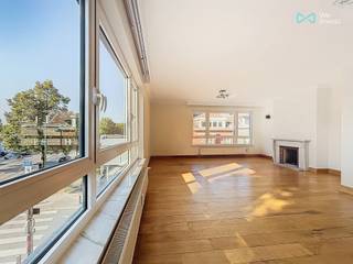 Tél : 0456 87 27 16 / E-mail : juliana.t@weinvest.be<br /><br />WOLUWE - À deux pas de la place Dumont, idéalement situé non loin de tous les commerces et transports, We Invest vous propose en exclusivité ce lumineux appartement 2Ch de 81m2 <br /><br />Le bien se compose d'un hall d'entrée avec vestiaire, un grand séjour/salle à manger de +- 29m2 orienté Ouest, une cuisine ouverte full équipée, un espace buanderie, un WC séparé, deux chambres de +-7m2 et +- 12m2, une salle de bain (baignoire et douche) et d'une cave<br /><br />Garage box obligatoire : 150€<br />Charge communes: 230€ (eau chaude, froide, chauffage privative et communs)<br /><br />PEB : E <br />Durée : 9 ans <br /><br />À visiter sans tarder ! <span>Pour plus de biens en exclusivité, visitez www.weinvest.be !</span>