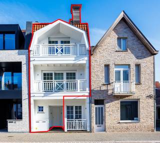Exclusief triplexappartement “Mi Casa” gelegen op het charmante Gemeenteplein in Knokke.<br />Unieke charme, royale ruimte, zonneterrassen en een topligging in het hart van Knokke.<br />Op een absolute toplocatie aan het sfeervolle Gemeenteplein in Knokke bevindt zich dit karaktervolle en uitzonderlijk ruime triplexappartement “Mi Casa”. Een bijzondere eigendom die charme, comfort en authenticiteit moeiteloos combineert.<br />Verspreid over drie niveaus biedt het appartement een aangename en veelzijdige leefomgeving, kortom een heerlijke plek om te wonen of te genieten van Knokke als tweede verblijf.<br />Op het gelijkvloers is er een inkom, berging en gemeenschappelijke ruimte. De eerste verdieping is onderverdeeld in een zitruimte vooraan met een gezellig terrasje, een grote leefkeuken achteraan tevens met mooi terras, een toilet en wasplaats. Op de tweede verdieping zijn er 2 volwaardige slaapkamers, een badkamer met lavabo en inloopdouche en apart toilet. De derde verdieping is bereikbaar via een vaste trap waar de derde slaapkamer zich bevindt en een technische ruimte.  <br /><br />Het Gemeenteplein vormt een charmant decor met zijn levendige sfeer en karaktervolle omgeving. Tegelijkertijd bevinden winkels, restaurants, cafés en alle voorzieningen zich op wandelafstand. Ook de zeedijk en het strand zijn vlot bereikbaar.<br />Mi Casa is meer dan een appartement: het is een plek met een eigen ziel, midden in het bruisende Knokke.<br />Een unieke kans voor wie op zoek is naar een ruime, karaktervolle pied-à-terre of een stijlvolle vaste woonplaats op een van de meest geliefde locaties van de Belgische kust.<br />Troeven<br />Uitzonderlijke ligging aan het Gemeenteplein<br />Charmant en karaktervol triplexappartement<br />Ruime en veelzijdige indeling over drie niveaus<br />Veel privacy en wooncomfort<br />Winkels, horeca en strand op wandelafstand<br />Ideaal als vaste woonst of exclusief tweede verblijf<br />“Mi Casa” – een unieke thuis op een unieke plek in Knokke.