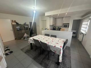 <p><span>NL. Telefonisch worden geen bezoekmomenten geregeld. Wenst u een bezoek? Gelieve dan het invulveld van deze website te vervolledigen met uw naam, uw telefoonnummer en uw e-mailadres. Wij zullen u vervolgens uitnodigen voor een bezichtiging.<br />FR. Aucune visite n'est organisée par téléphone. Vous souhaitez une visite ? Remplissez le formulaire de ce site web en indiquant votre nom, votre numéro de téléphone et votre adresse e-mail. Nous vous inviterons ensuite à une visite.<br />EN. Visits will not be arranged by phone. Would you like a visit? Then please complete the form on this website with your name, phone number and e-mail address. We will then invite you for a viewing. </span></p><p><span> </span></p><p><span>Dit prachtige appartement is gelegen aan de stadsrand van Aalst, in de rustige en vlot bereikbare omgeving van Bergekouter 30. Dankzij de gunstige ligging geniet u van een vlotte verbinding naar het stadscentrum, invalswegen en openbaar vervoer, terwijl u toch woont in een aangename woonomgeving. Het appartement bevindt zich op de eerste verdieping en bestaat uit een ruime inkomhal met vestiaire, een apart toilet, een grote woonkamer in L-vorm met open en volledig ingerichte keuken, een wasplaats, een berghok, twee slaapkamers en een badkamer. </span></p><p><span> </span></p><p><span>Een ruime garagebox is inbegrepen in de huurprijs. </span></p><p><span> </span></p><p><span>De maandelijkse huurprijs bedraagt 870 euro, aangevuld met 20 euro voor de gemeenschappelijke delen en het tweejaarlijks onderhoud van de CV-ketel. Het appartement is beschikbaar vanaf 1 april 2026. </span></p>