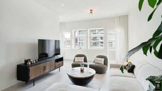 <p>Dit aangename appartement ligt centraal aan de Lippenslaan, op de tweede verdieping van de nieuwe residentie Cools. Aan de voorkant is een gezellig terras dat uitkomt op de leefruimte. Zo kun je rustig genieten van de drukte van de winkelstraat.</p>
<p>De ruime woonkamer en open keuken vormen samen een lichte, fijne leefruimte. De keuken is open en heeft een praktische berging met aansluiting voor wasmachine en droogkast.</p>
<p>In de inkomhal zijn een apart gastentoilet en een aparte douchekamer. Er zijn drie volwaardige slaapkamers, elk groot genoeg voor een dubbel bed. De master bedroom heeft een eigen badkamer met ligbad. Alle kamers hebben ramen, waardoor het appartement overal natuurlijk licht krijgt.</p>